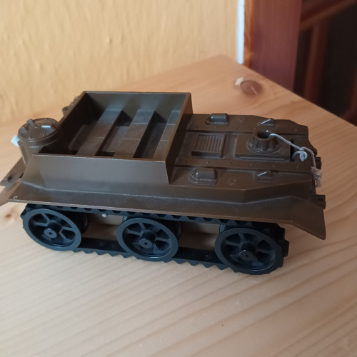 Stará hračka - tank