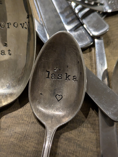 Ručně ražená lžička s vlastním textem (zakázka)