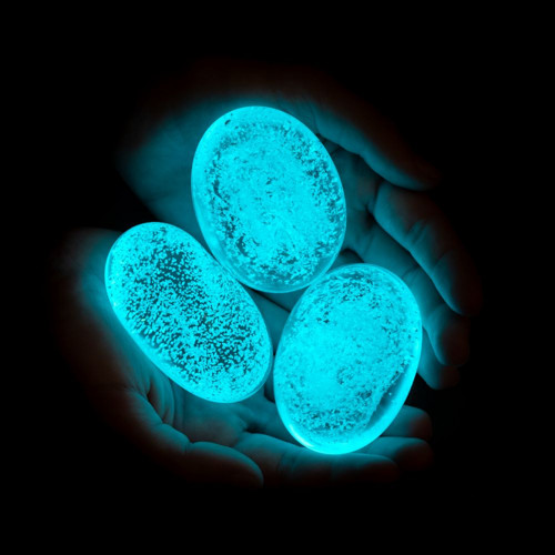 Skleněný kamínek s fluorescenčním pigmentem MODRÝ