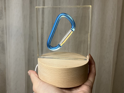 Noční lampa z pryskyřice pro lezce - s karabinou