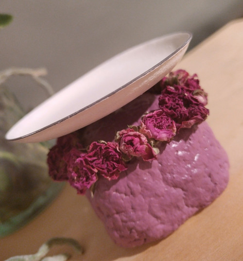 Papier-maché svícen s pravou růžičkou