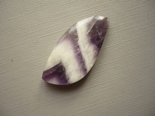 Kabošon - ametyst chevron 30 mm, č.2f