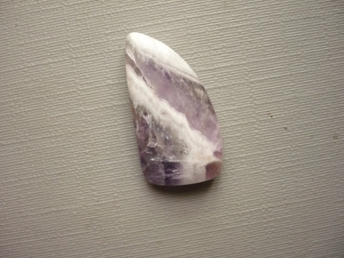 Kabošon - ametyst chevron 22 mm, č.27f