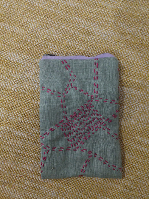 Vyšívaná taštička na zip