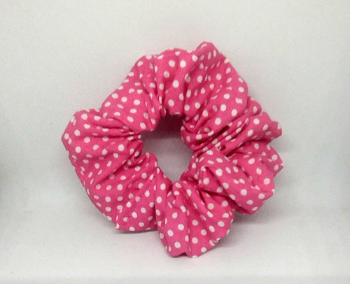 Fuchsiová gumička s puntíky – retro styl