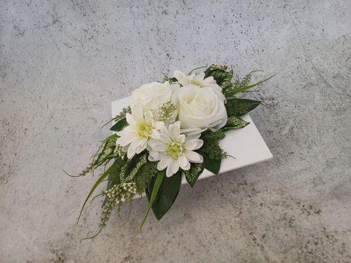 Ikebana s růžemi a chryzantémami do bíla