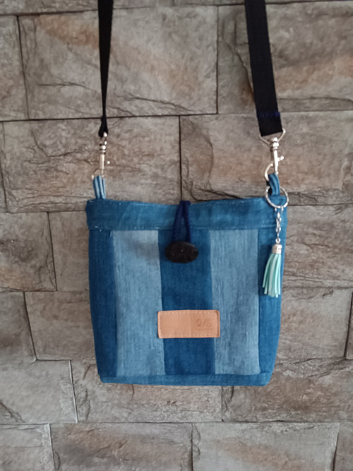 Taštička crossbody "pruhy"