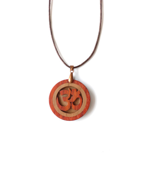 Přívěsek ÓM - ořech, padouk (č.134)