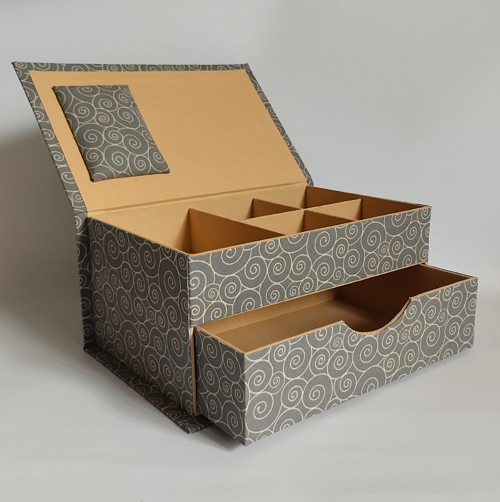 Šicí box s jehelníčkem