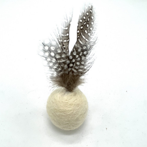 Plstěná kulička MERINO s peřím - přírodní (Ø4cm)