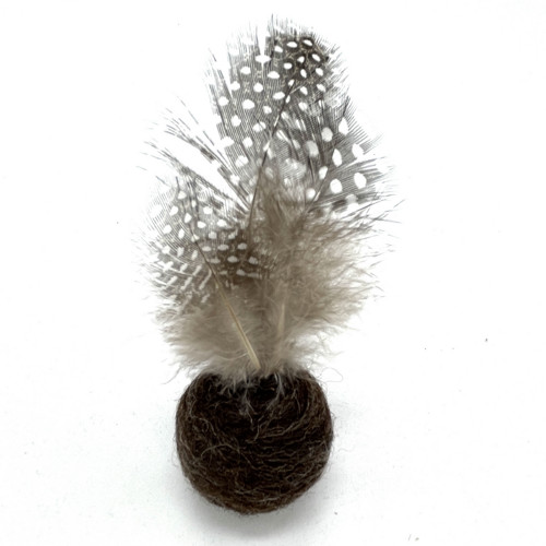Plstěná kulička MERINO s peřím - přírodní (Ø4cm)