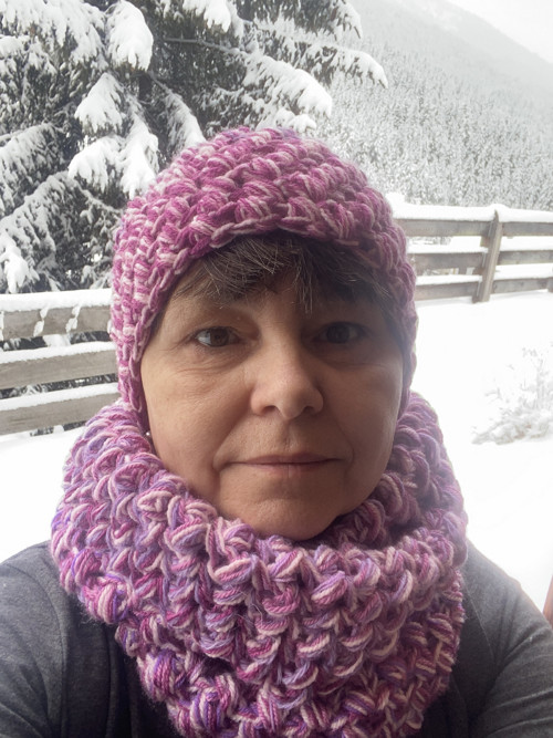 Háčkovaná čelenka s nákrčníkem