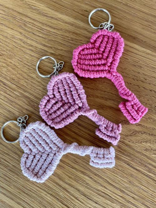 Macramé přívěsek – srdcový klíč