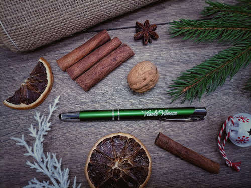Zelená propiska s textem Veselé Vánoce