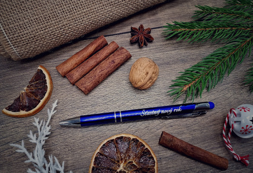 Modrá propiska s textem Šťastný nový rok — foto 1