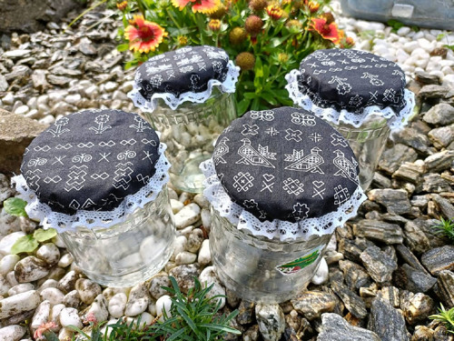 Kloboučky na sklenice čierne