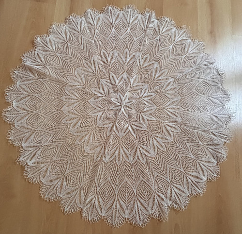 Ručně vyrobená krajková dečka – průměr 110 cm