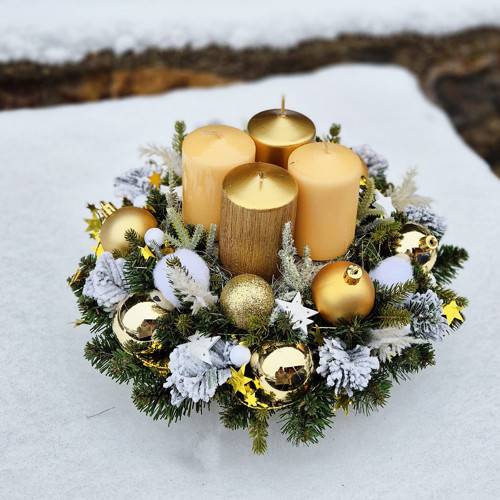Adventní věnec / umělý / - zlatý