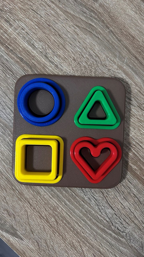 Dětský tvarový třídič s geometrickými tvar