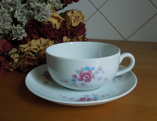 Porcelánový šálek s podšálkem