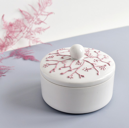 Porcelánová dóza s dekorem z růžového porcelánu