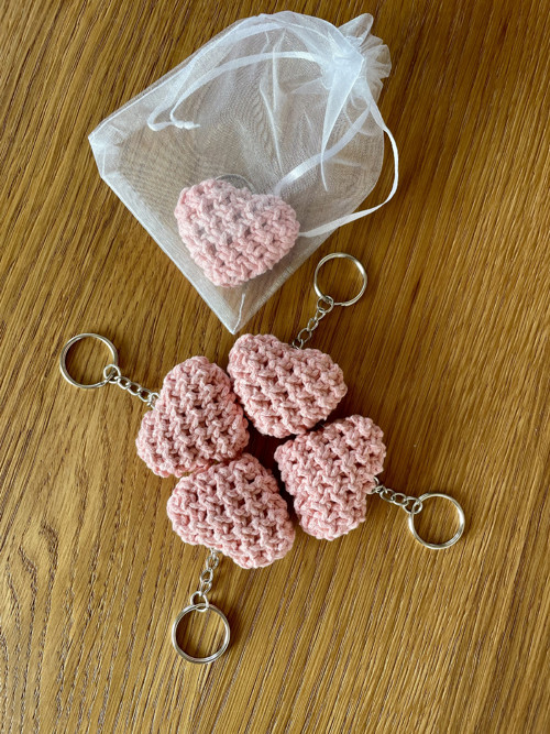 Lososové macramé srdíčko na kroužku
