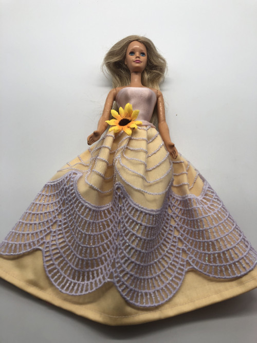 Pěkné šatičky na Barbie zdobené žlutou kytičkou