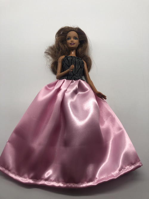 Lesklé růžové šatičky na Barbie