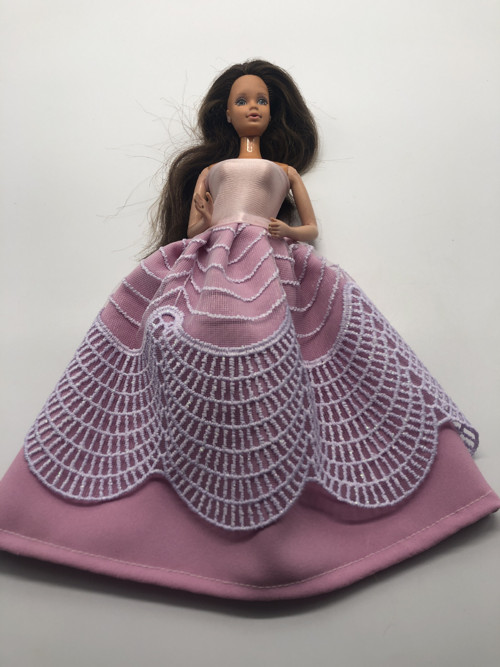 Hezké dlouhé šatičky na Barbie