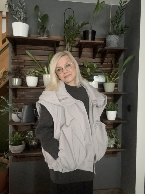 Šedá vesta softshellová