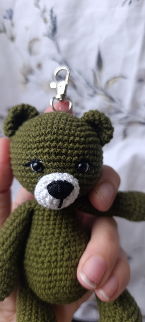 Háčkovaný přívěšek , klíčenka medvídek zelený 14cm