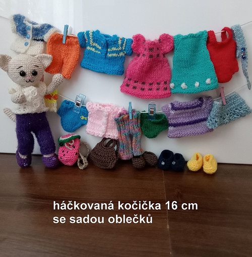 Háčkovaná kočička Evelína se sadou oblečků