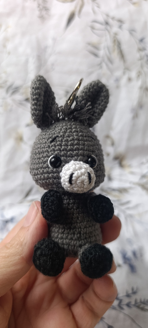 Háčkovaný přívěšek , klíčenka oslík,osel 9cm