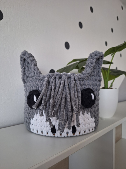 Háčkovaný košík-šedý kůň