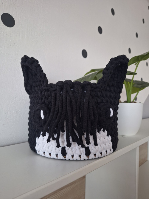 Háčkovaný košík-černý kůň