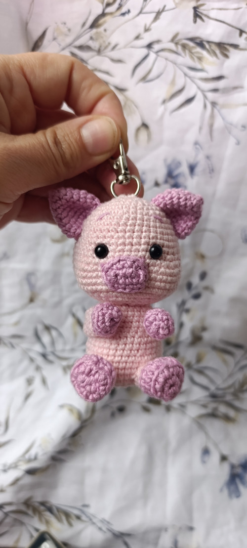 Háčkovaný přívěšek , klíčenka prasátko 9cm