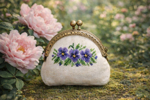 Ručně vyšívaná mincovka petit point – Macešky