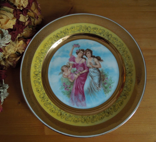 Porcelánový dekorativní značený pěkný talíř
