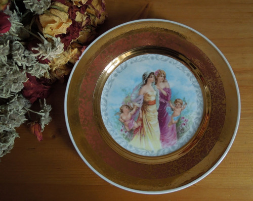 Krásný dekorativní značený porcelánový talíř