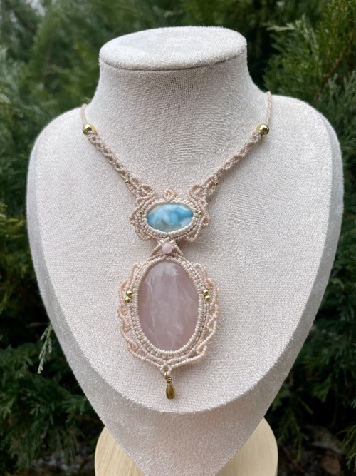Amulet s růženínem a larimarem