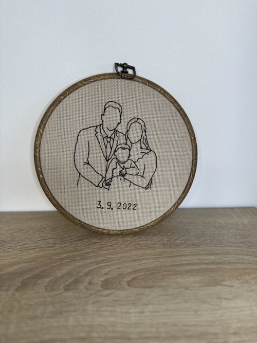 Ručně vyšívaný portrét podle fotografie