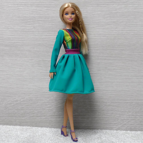 Barevné šatičky pro Barbie