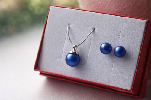 Elegantní perlový set v tmavě modré barvě