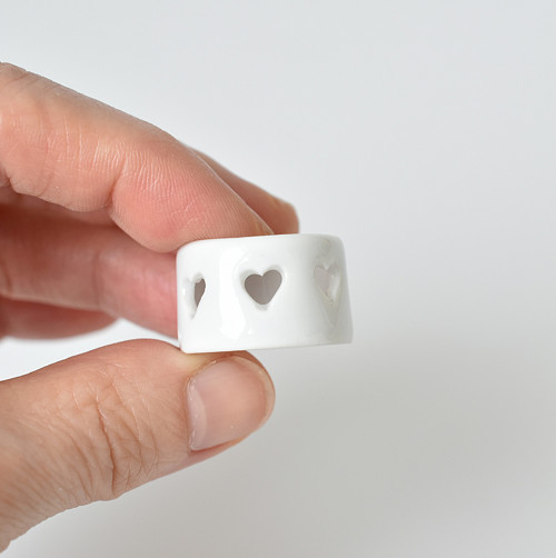Porcelánový prsten prořezávaná srdíčka