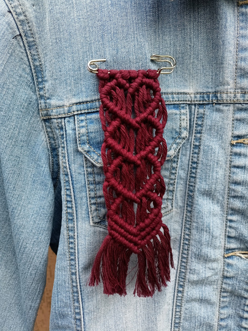 Boho ozdobný špendlík, bordový