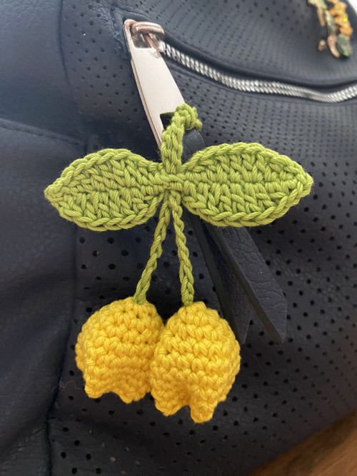 Háčkovaný přívěsek na tašku - tulipánky
