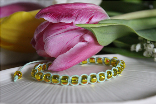 Vítej jaro. Náramek macramé / shamballa