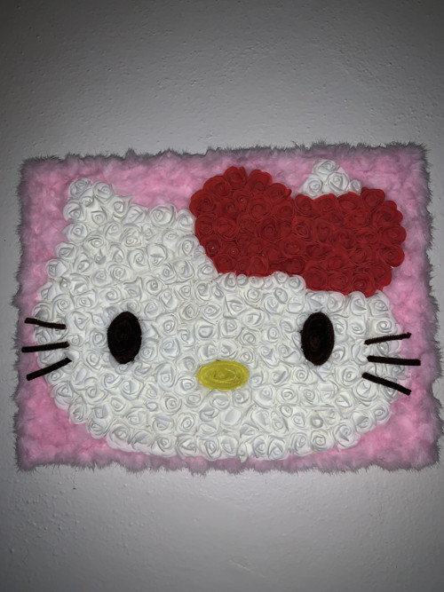 Hello Kitty z pěnových růžiček na plátně