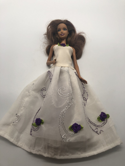 Hezké šatičky na Barbie zdobené růžičkami