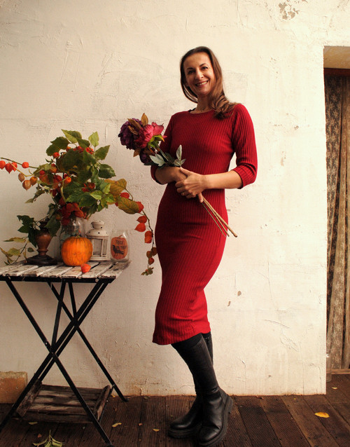 „Lady Fox in red“, šaty z žebrované pleteniny